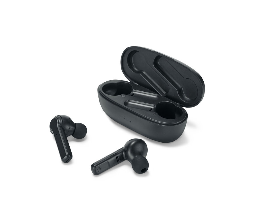 Schwarze TWS-IN-EAR-Bluetooth®-Kopfhörer und ein offenes, schwarzes Ladeetui auf weißem Hintergrund.