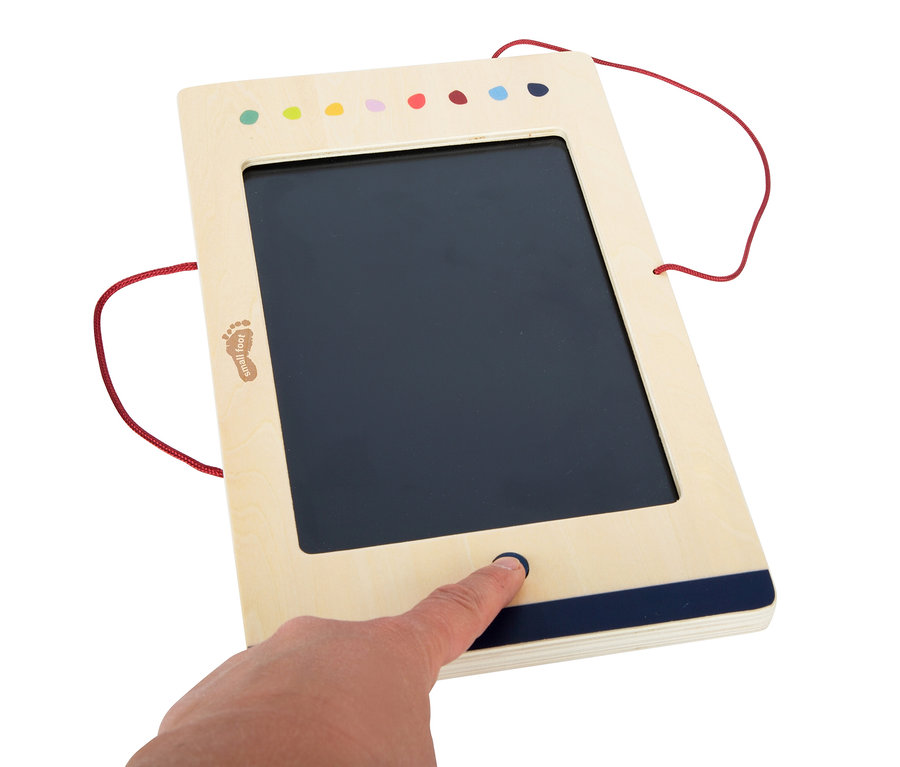 Finger berührt den Knopf der small foot LCD Schreibtafel »Educate« mit bunten Punkten und roter Kordel.