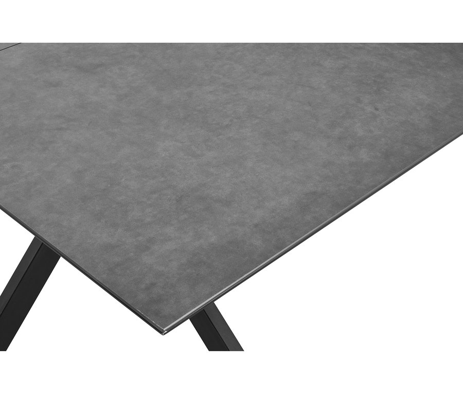 Dunkelgrauer Tisch mit einer strukturierten, dunkelgrauen Oberfläche und schwarzen, angewinkelten Metallbeinen.
