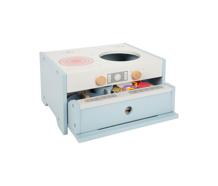 Eine hellblaue und weiße small foot Tabletop-Kitchen, eine Holzküche mit zwei Herdplatten, Bedienknöpfen und einer ausgezogenen Schublade mit buntem Spielzeugessen.
