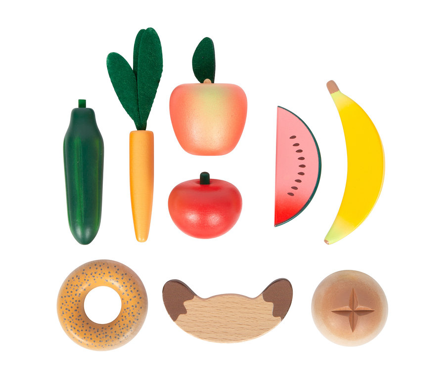 Holzspielzeug-Lebensmittelset mit grüner Gurke, oranger Karotte, rot-gelbem Apfel, roter Tomate, Wassermelonenscheibe, gelber Banane, Bagel, halbmondförmigem Brotstück und rundem Brötchen.