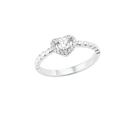 Nahaufnahme des Amor Rings mit Infinity-Symbol.