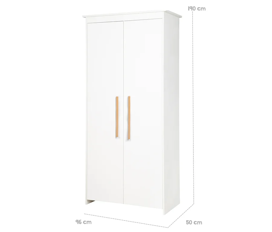 Weißer zweitüriger Kleiderschrank mit zwei vertikalen Holzgriffen. Maße: 190 cm hoch, 96 cm breit und 50 cm tief.