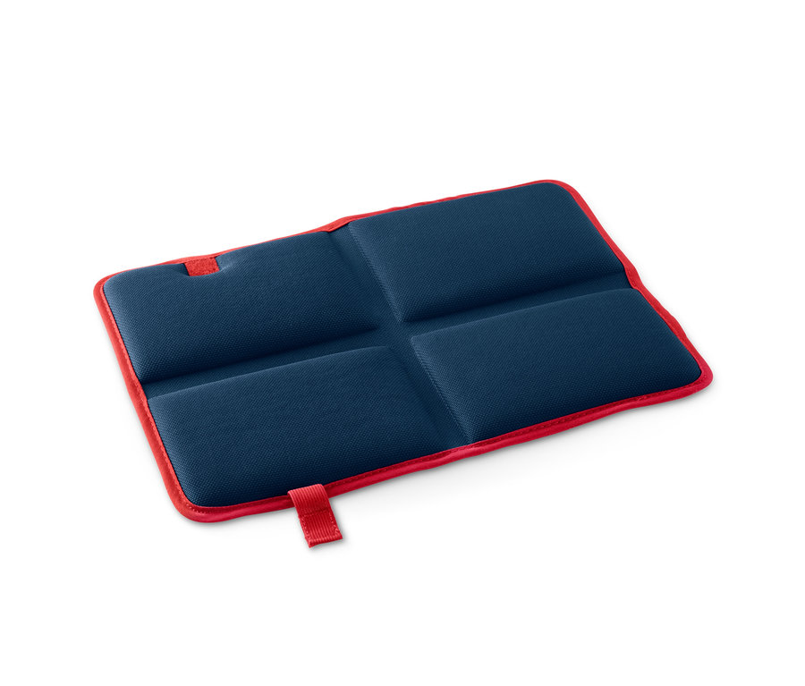 Ein blaues faltbares Thermo-Sitzkissen mit roter Umrandung.