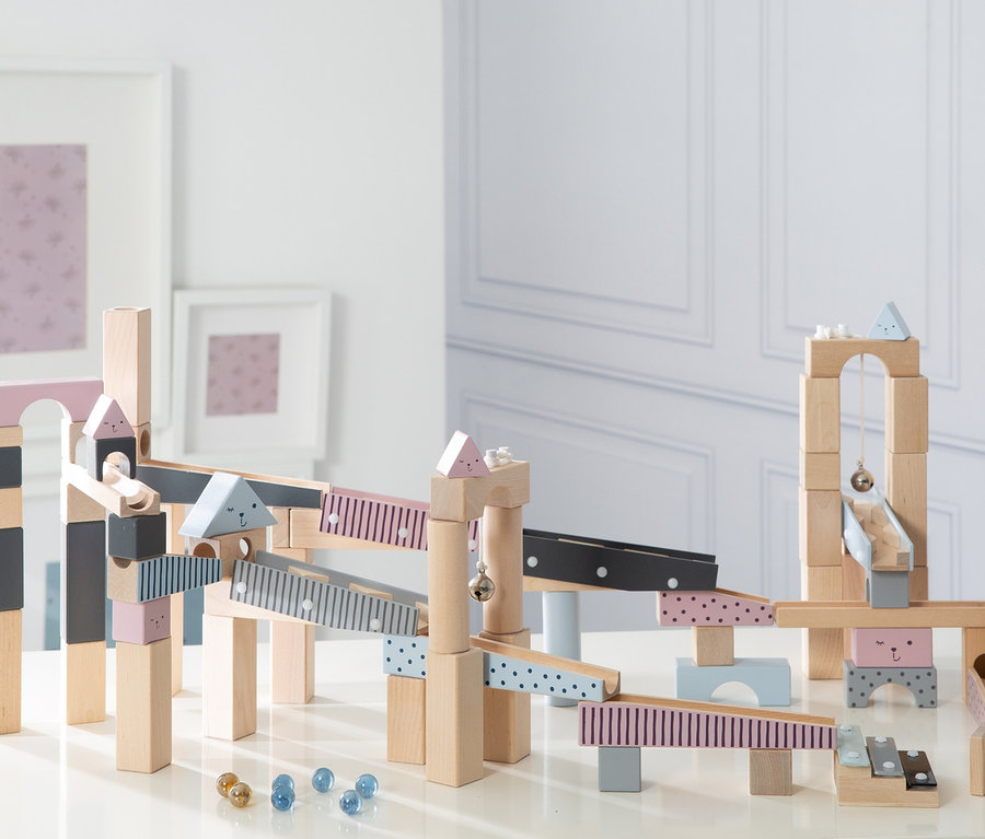 Eine roba Kugelbahn, 100-teilig, aus Holz mit verschiedenen Elementen wie Rutschen und Türmen.