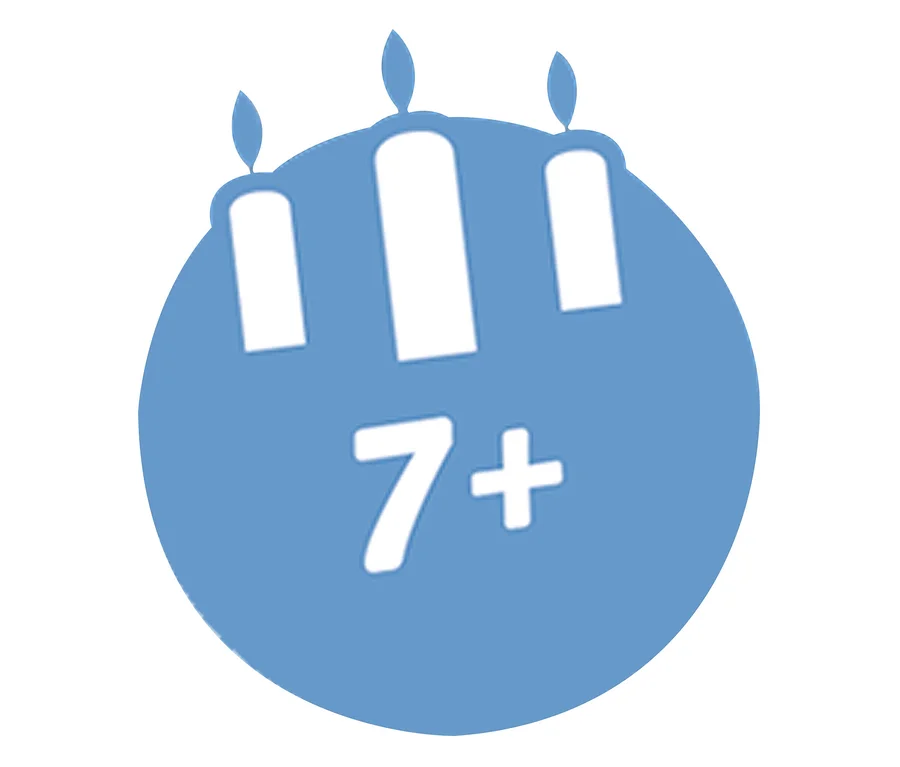 Blauer Kreis mit drei weißen Geburtstagskerzen oben und der Aufschrift „7+“ in der Mitte, der die Eignung ab 7 Jahren anzeigt.