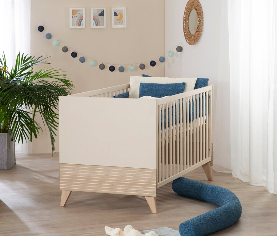 Beiges Babybett mit blauen Kissen und Nestchen im Zimmer, roba Set »Sidney« 2-teilig, cashmere.