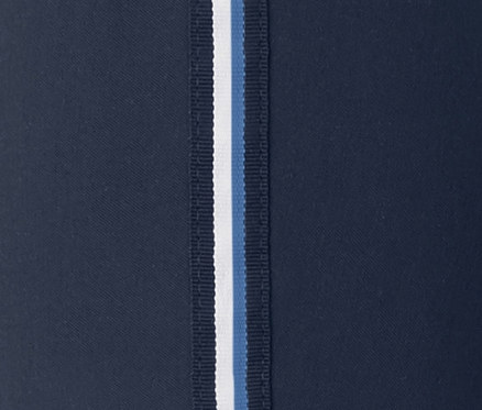 Detailaufnahme einer knöchellangen Stretchhose mit Zierstreifen.