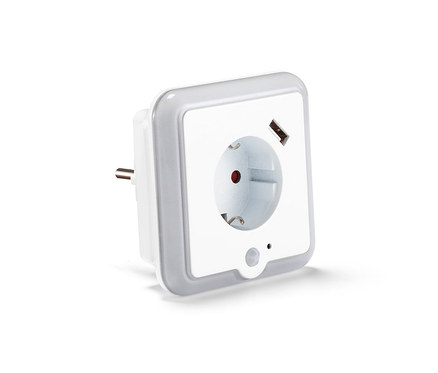 Weißes LED-Nachtlicht mit Steckdose und USB-Lademöglichkeit.