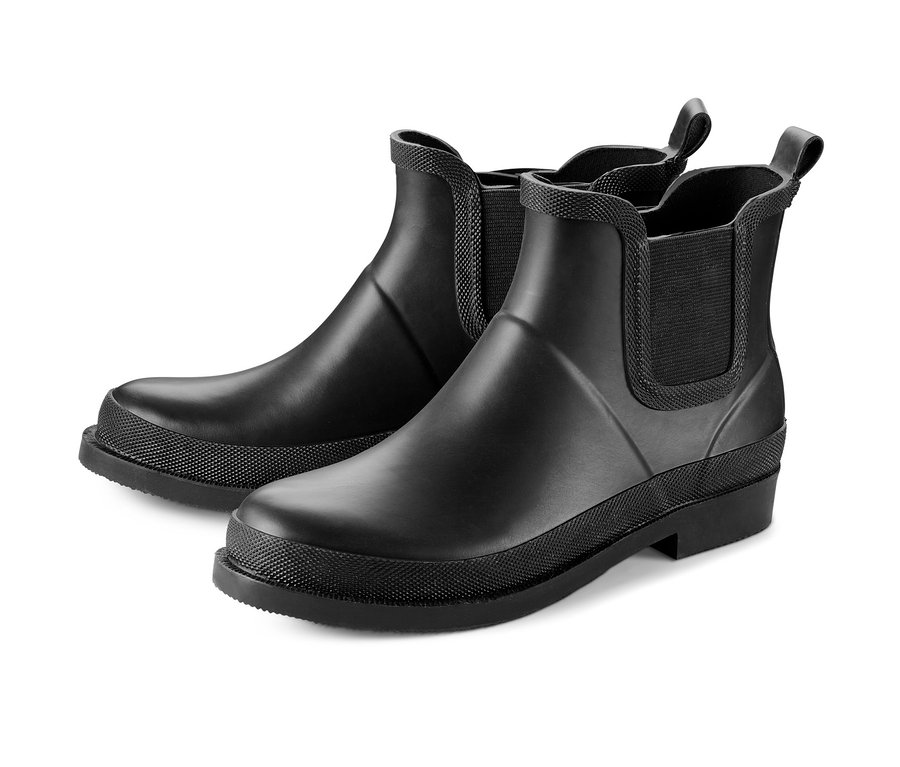 Zwei schwarze Regenstiefeletten auf weißem Hintergrund.