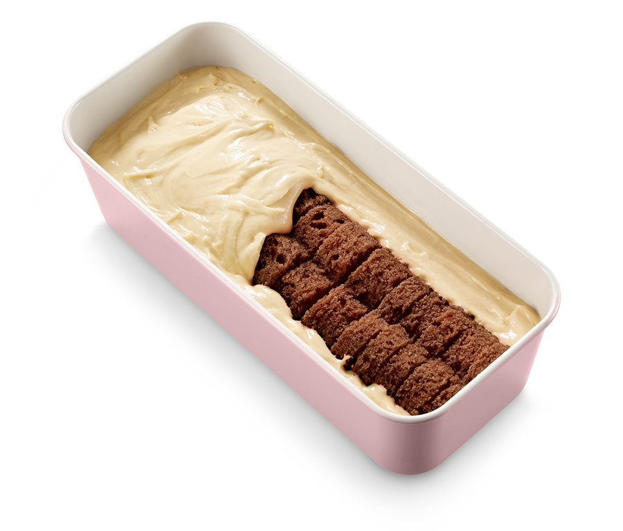 Kastenform mit Biskuitteig und Creme.