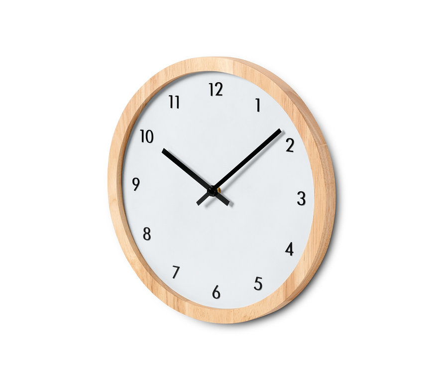 Eine Wanduhr mit Holzrahmen und weißem Zifferblatt zeigt die Uhrzeit an.