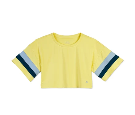 Gelbes Kinder-Cropped-Funktionsshirt mit recyceltem Material hat kurze Ärmel mit blauen und dunkelblauen Streifen.