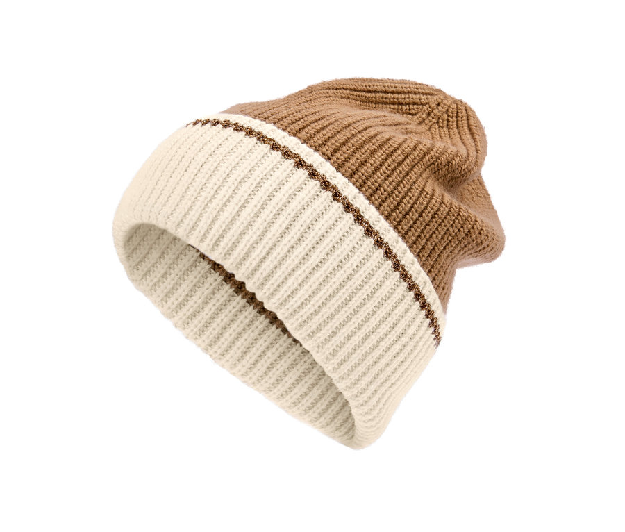 Detailansicht einer creme-cognacfarbenen Strickmütze.