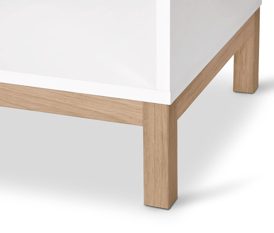 Detail einer weißen »Eklund« Kommode mit Ankleide und hellen Holzfüßen.