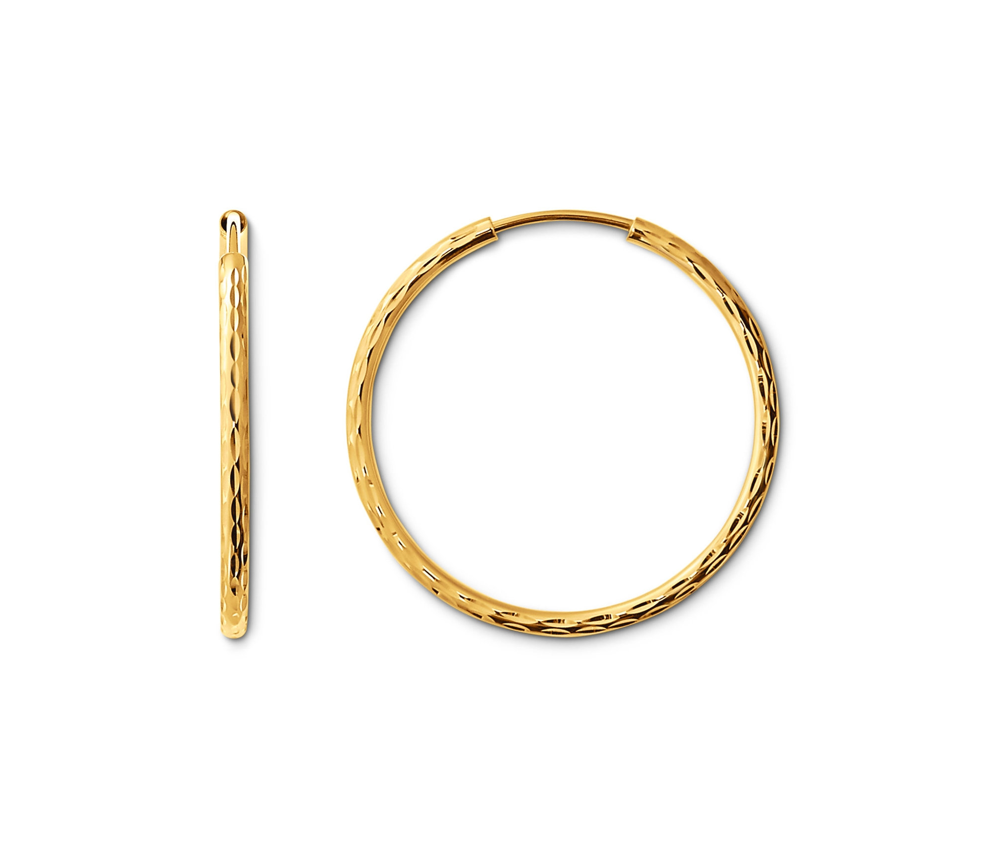 Zwei Gold-Creolen Basic flexibel liegen auf einem weißen Hintergrund.