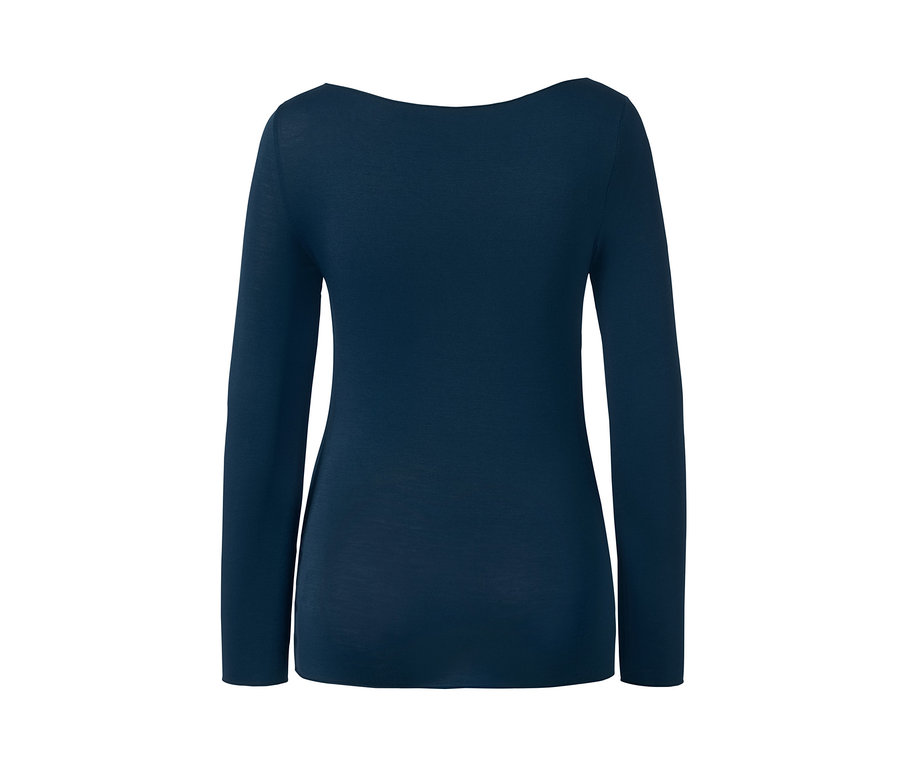 Dunkelblaues Langarmshirt.