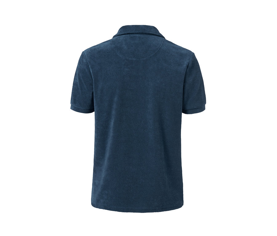 Nahaufnahme der Rückseite eines Frottee-Poloshirts.