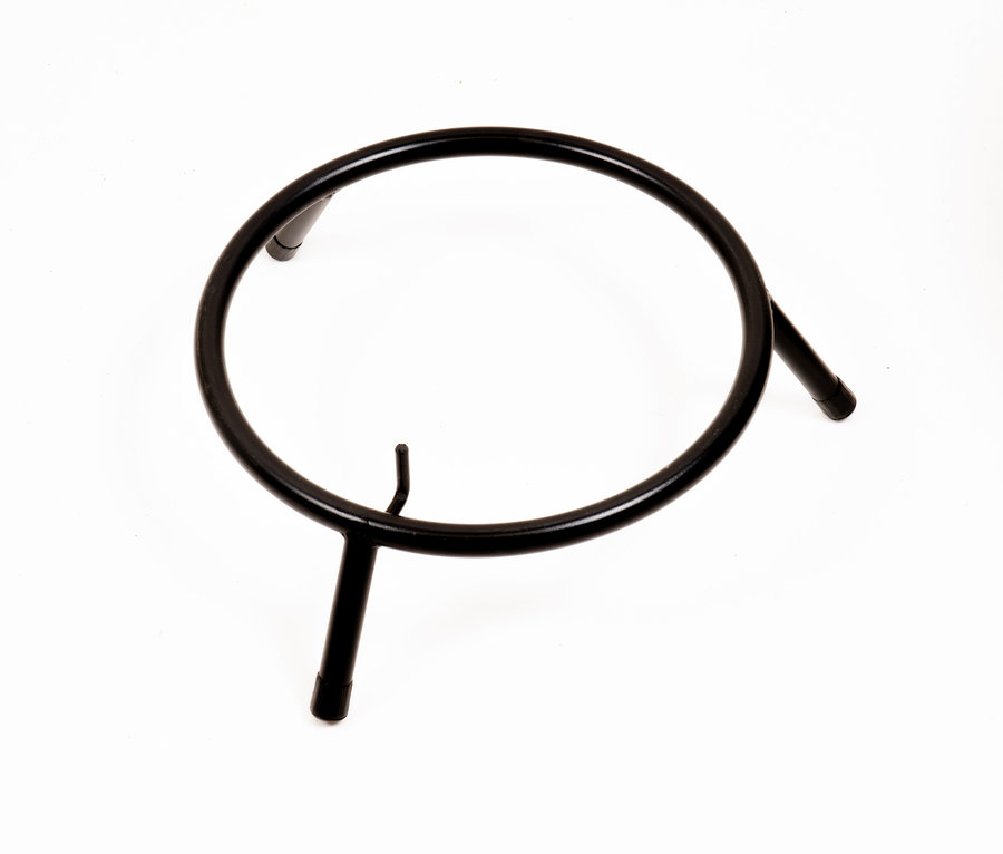 Schwarzes Metallgestell der Feuerschale »Garland« vor weißem Hintergrund.