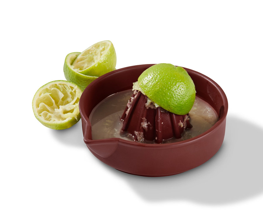 Halbierte Limette auf 2-in-1: Mörser und Zitruspresse.