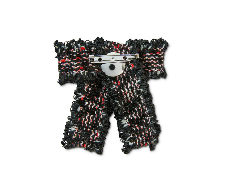 Detail einer Schleifenbrosche aus Tweed.