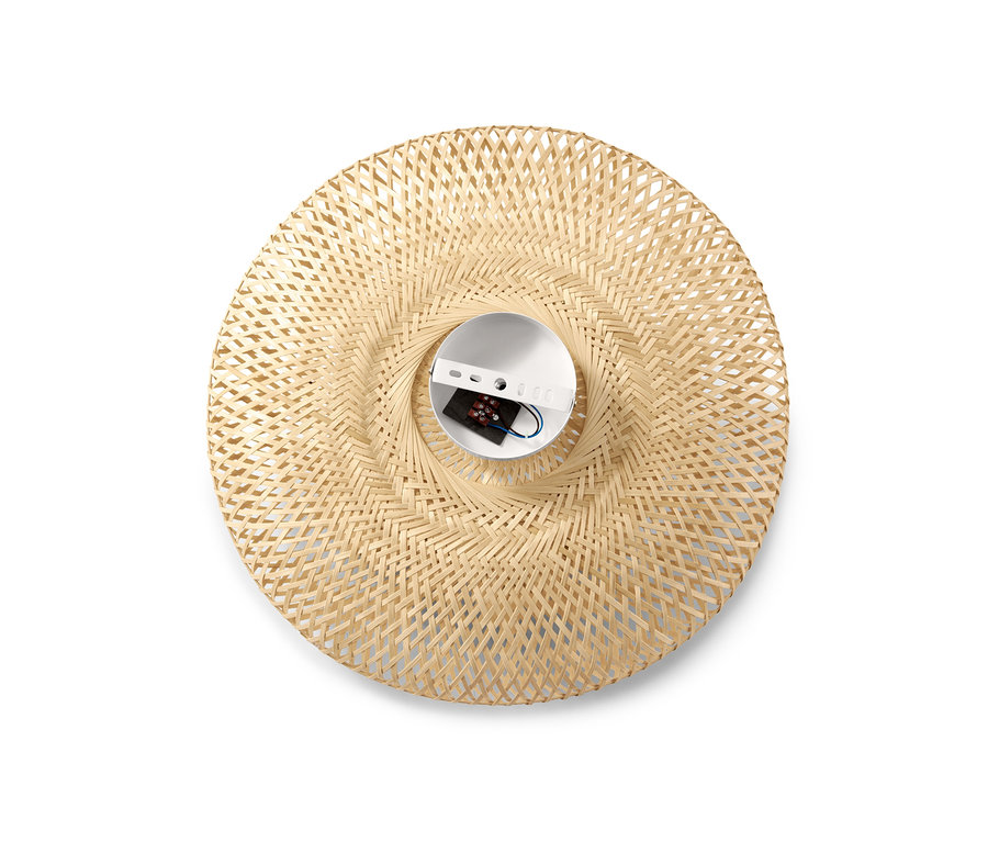 Detail einer Decken- und Wandleuchte mit Geflechtschirm.