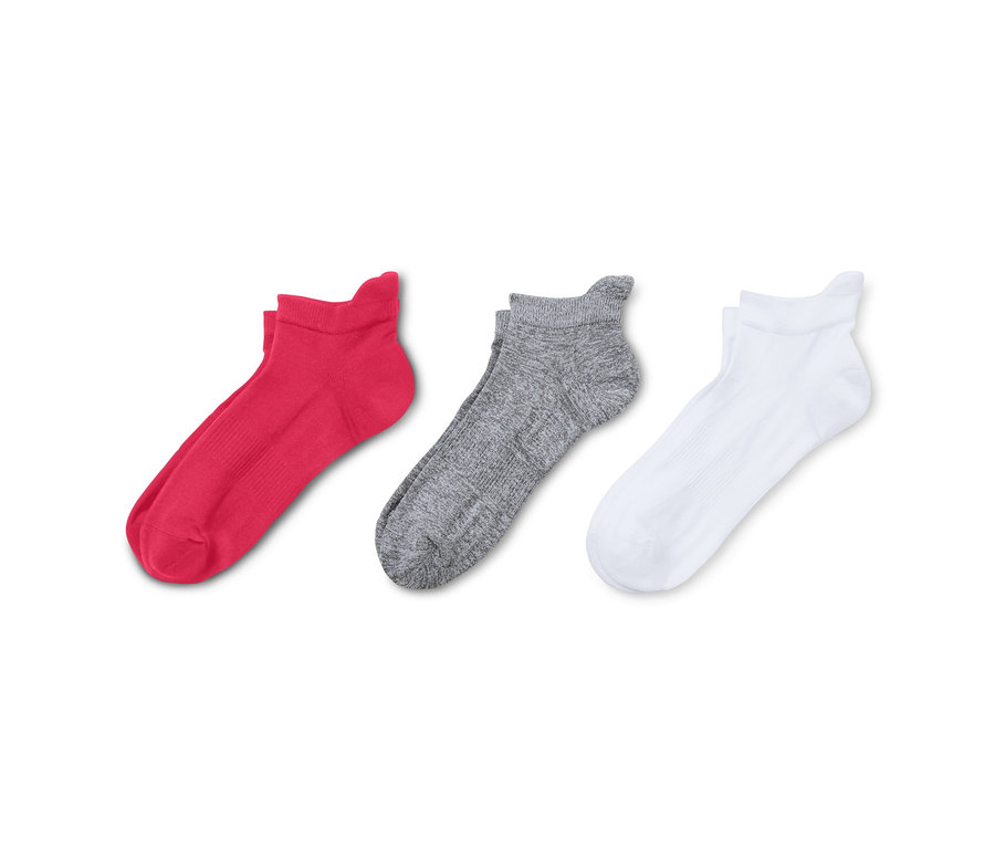 Drei Paar Profi-Laufsocken in Rot, Grau und Weiß liegen auf einem weißen Hintergrund.
