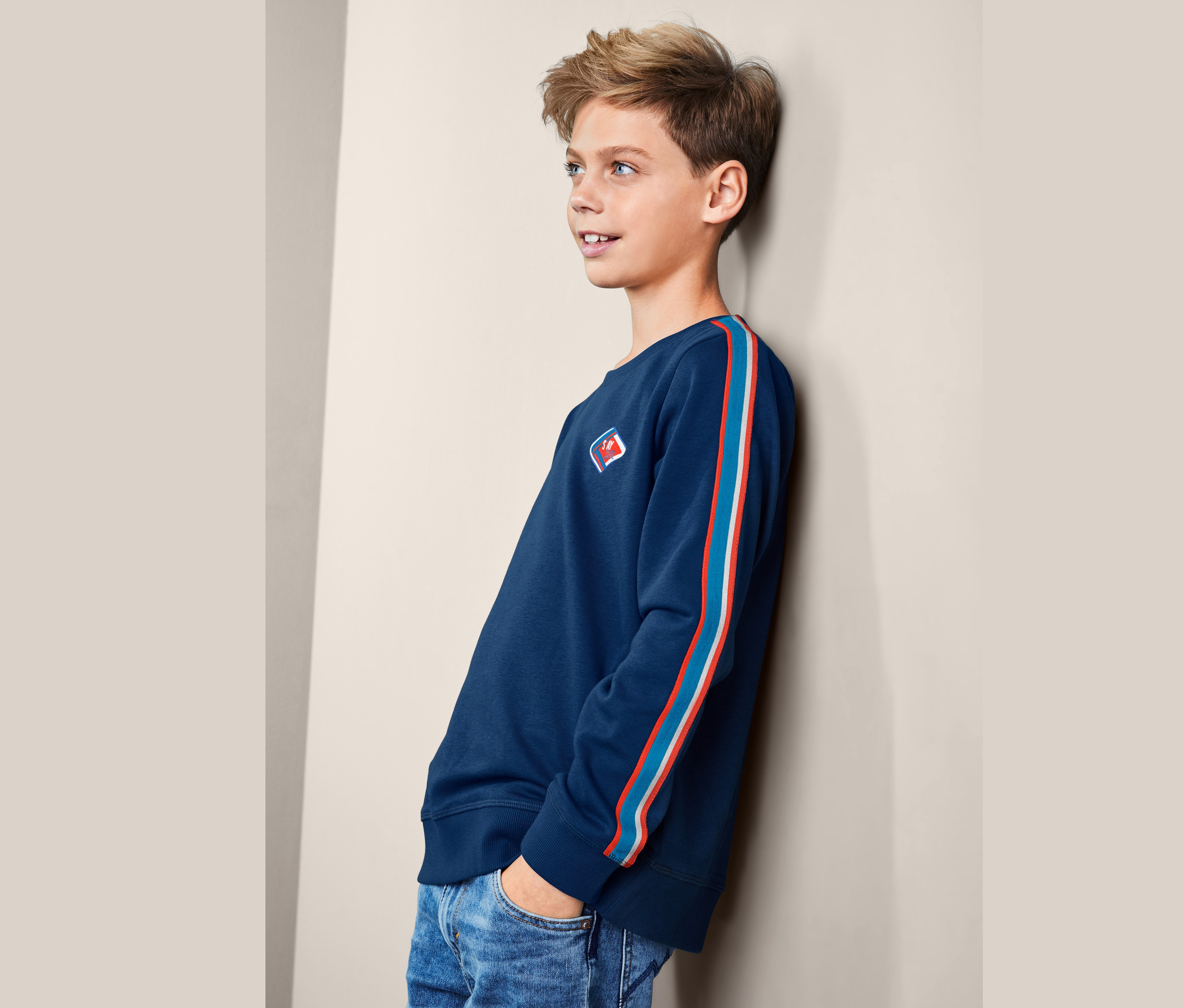 Junge mit Sweatshirt.