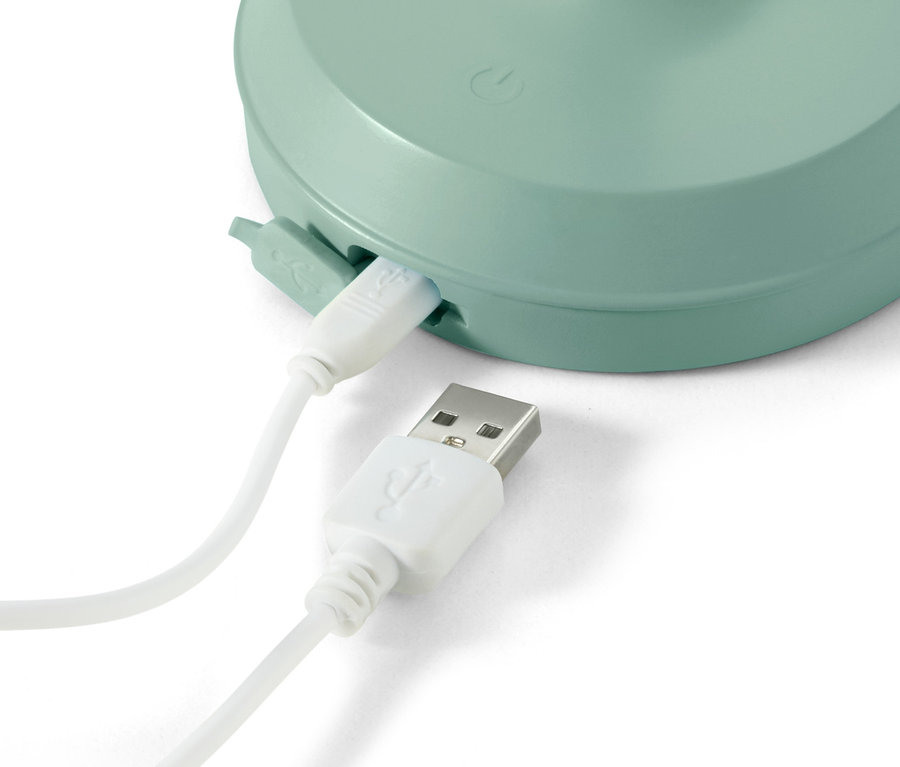 Detailaufnahme einer grünen LED-Outdoor-Tischleuchte mit Akku und Ladekabel.