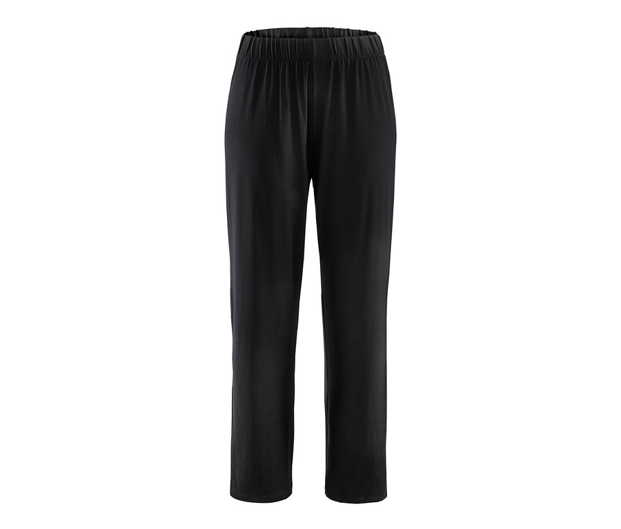 Schwarze Relaxhose auf weißem Hintergrund.
