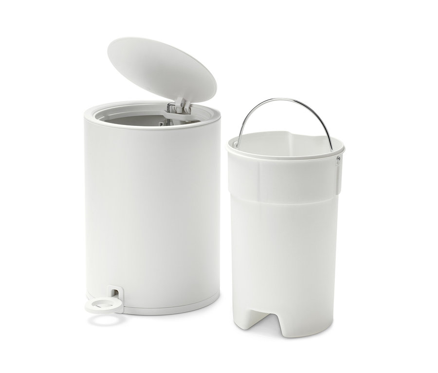 Weißer Badeimer mit offenem Deckel und herausgenommenem Inneneimer.