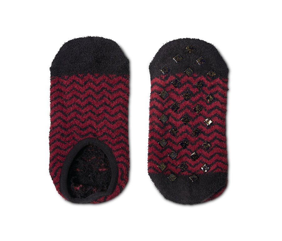 Zwei Paar Hausschuhsocken mit bordeaux-schwarzem Zickzackmuster und rutschfester Sohle.