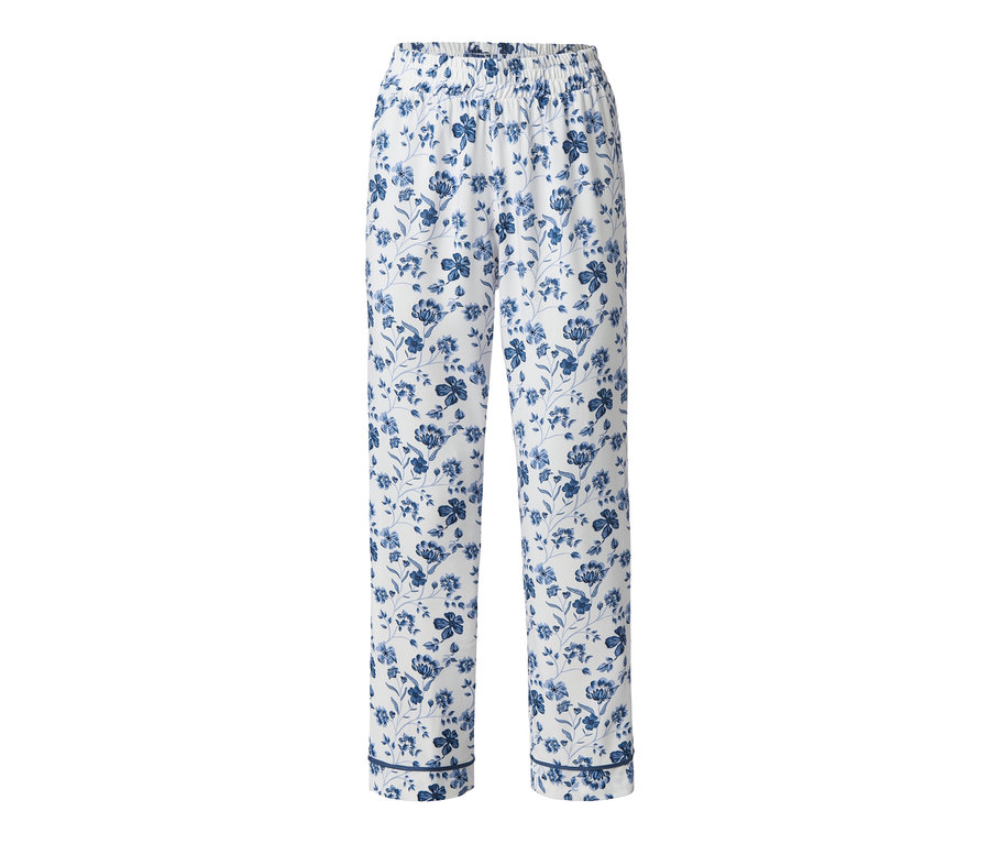 Eine weiße Relaxhose mit blauem Blumenmuster.