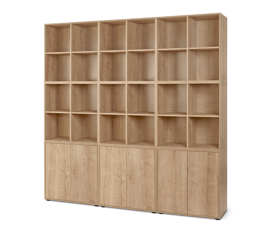 Ein Flemming Regal in Eiche besteht aus offenen Modulen und Modulen mit Schränken.
