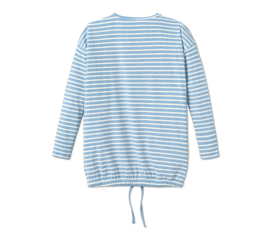 Rückansicht eines hellblauen Mädchen Pyjamas mit weißen horizontalen Streifen.