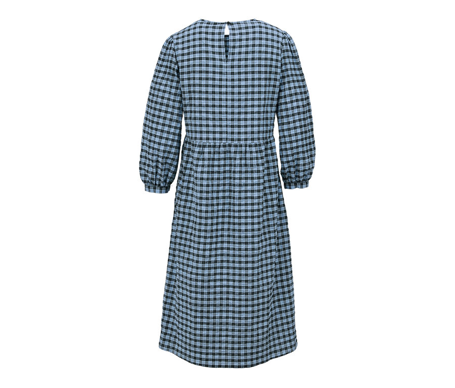 Detailansicht eines Damen Seersucker-Kleides mit langen Ärmeln und blau-schwarz kariertem Muster.