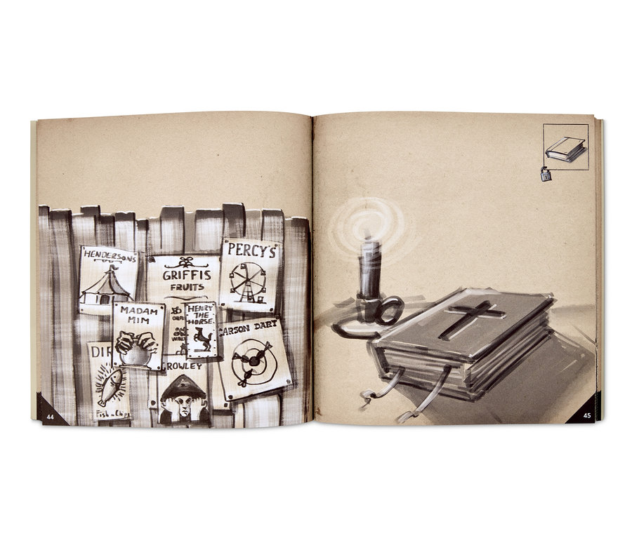 Aufgeschlagenes Buch mit Zeichnungen und Kerze.