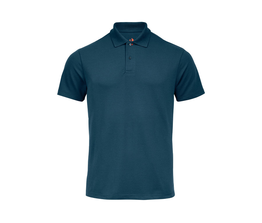 Ein blaues Funktionspoloshirt vor weißem Hintergrund.