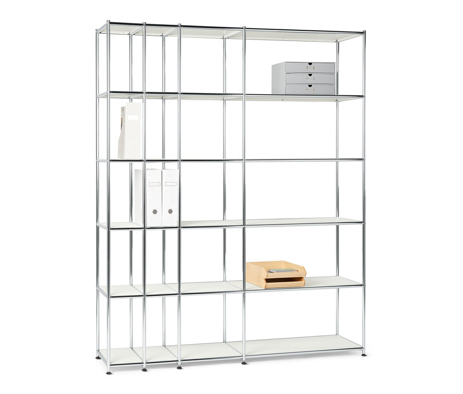 Ein offenes Regal Metall »CN3« in Weiß mit Gegenständen darauf.