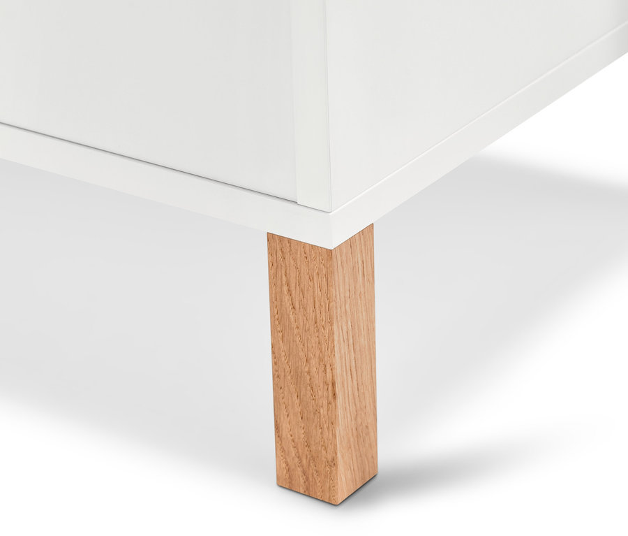 Detail einer weißen Aufbewahrungsbox mit einem Holzbein.