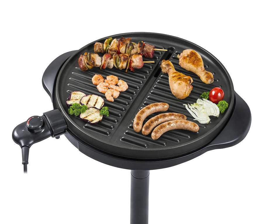 Auf dem Steba BBQ-Grill »VG 250« werden Spieße, Garnelen, Auberginen, Hähnchenschenkel und Würste gegrillt.
