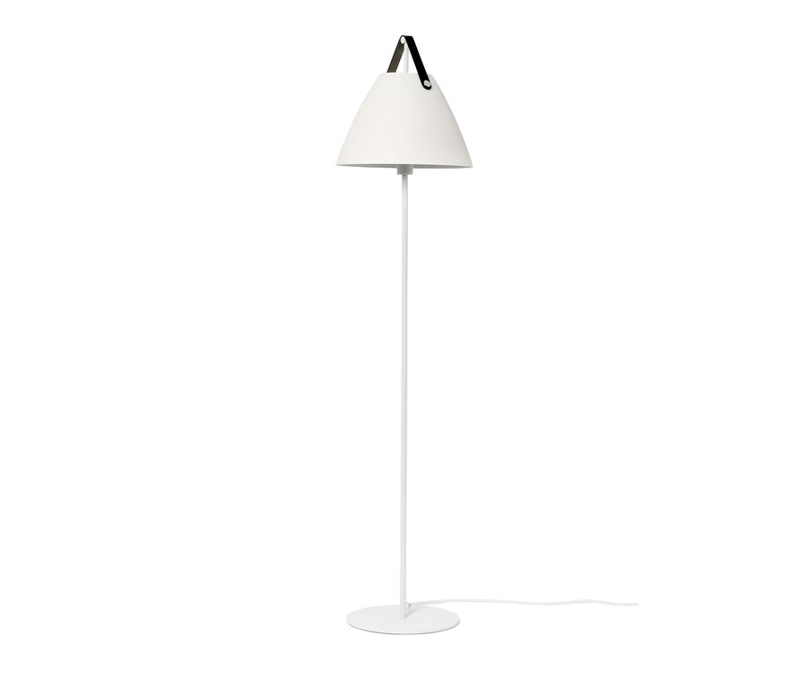 Weiße Stehlampe »Strap« von Design for the people by Nordlux mit schwarzem Lederriemen oben.