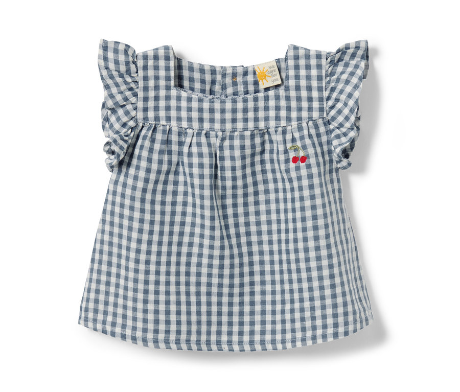 Eine blau-weiss karierte Kurzarmbluse.