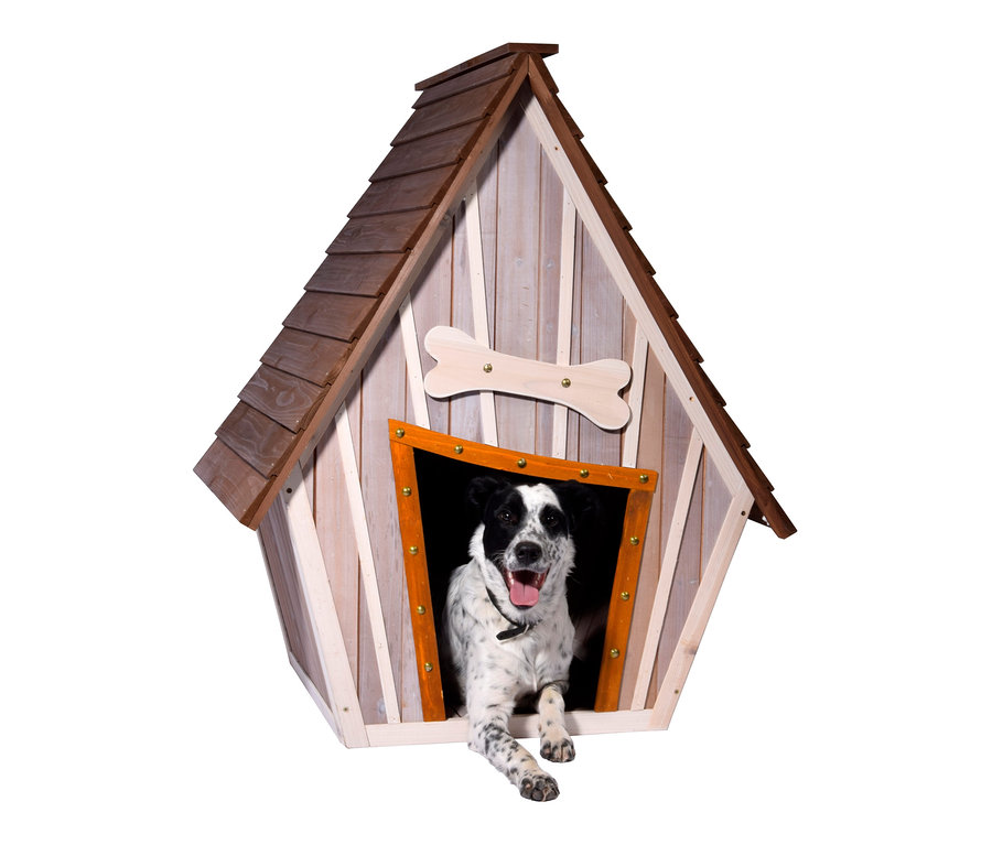 Hund liegt im braunen Dobar-Hundehaus mit offenem Maul.