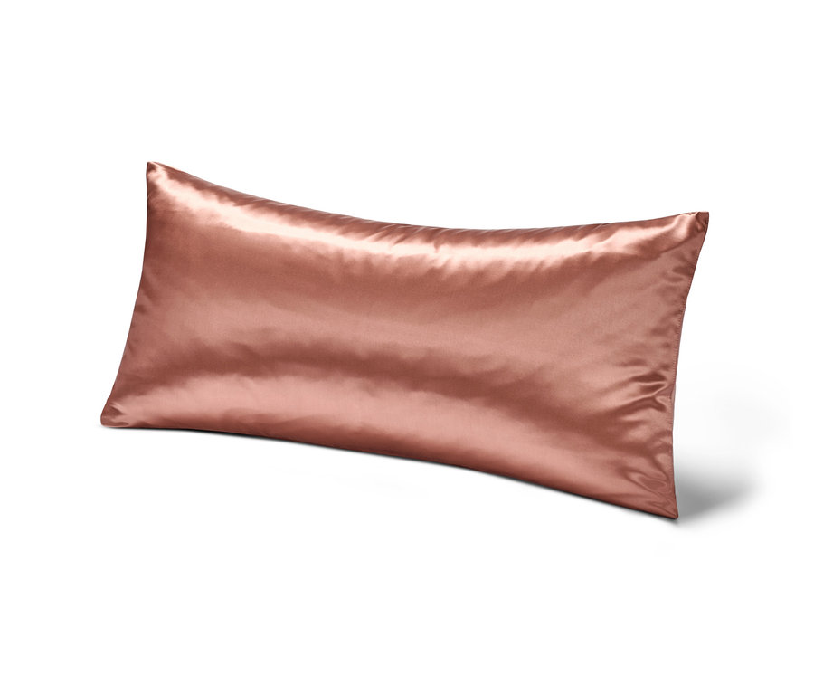 Ein rosafarbener Seiden-Baumwoll-Kopfkissenbezug liegt auf einer weißen Oberfläche.