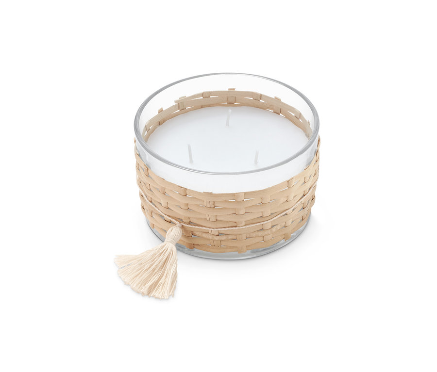 Kerze im Glasgefäß mit weißem Wachs und drei Dochten, umwickelt mit Rattan.