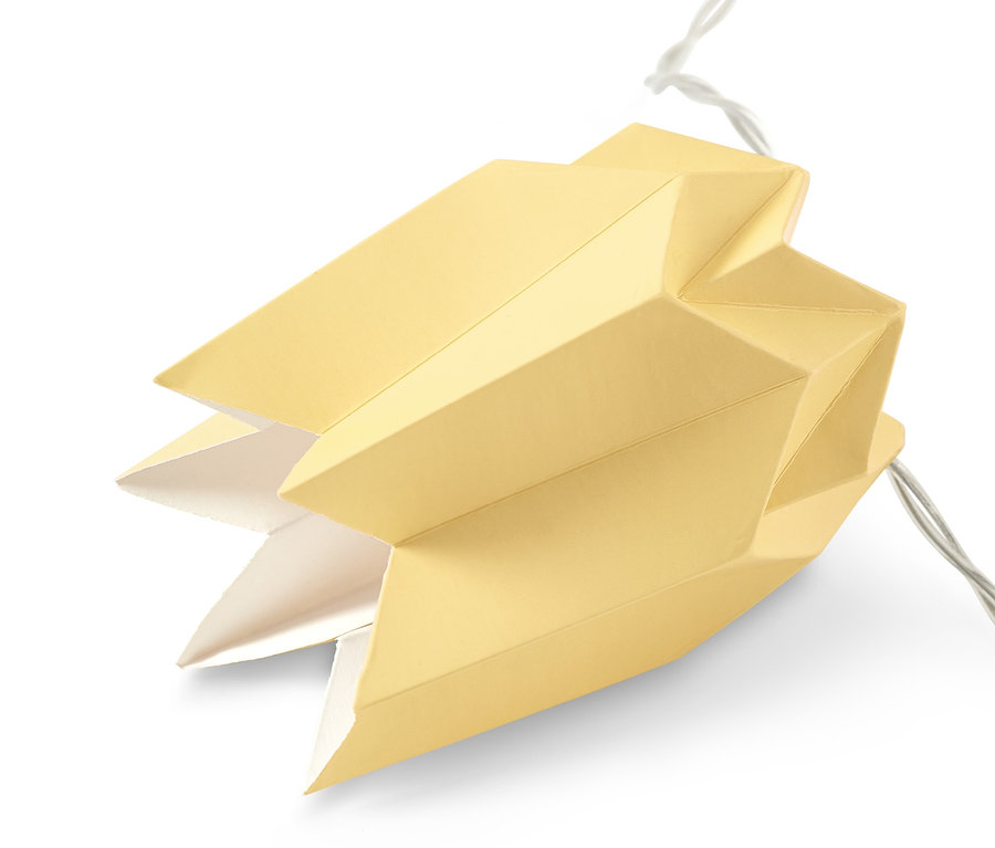 Nahaufnahme einer LED-Papier-Lichterkette auf weißem Hintergrund.