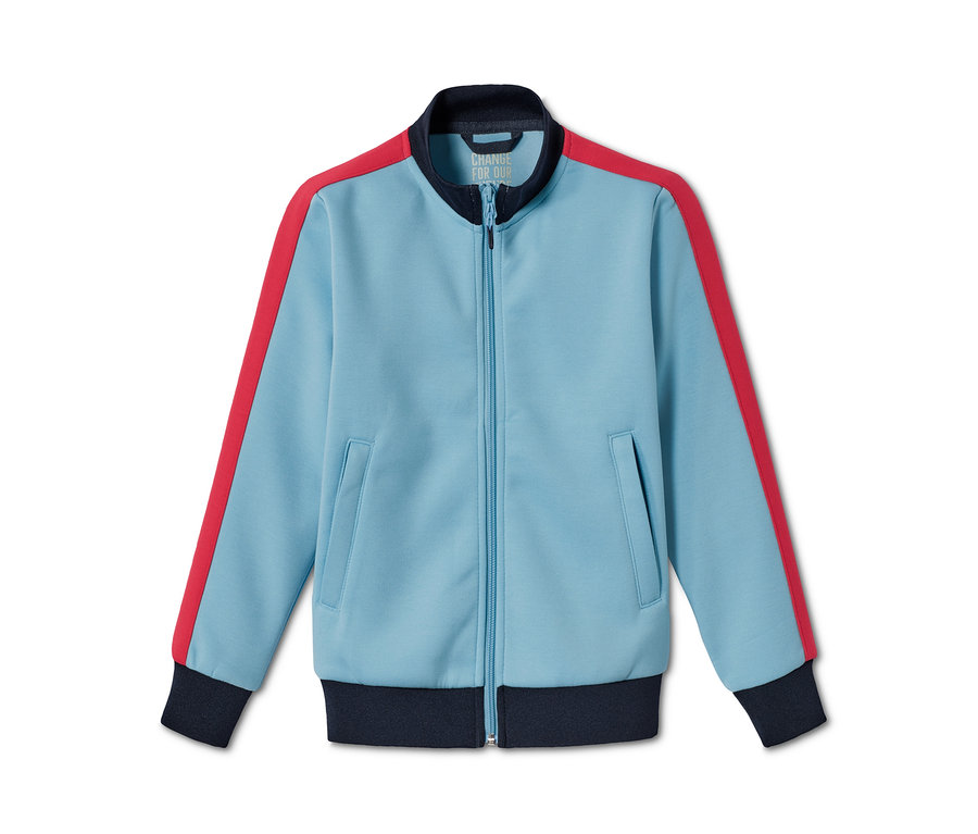Hellblaue Sportjacke mit roten Streifen an den Ärmeln und Reißverschluss in der Mitte.