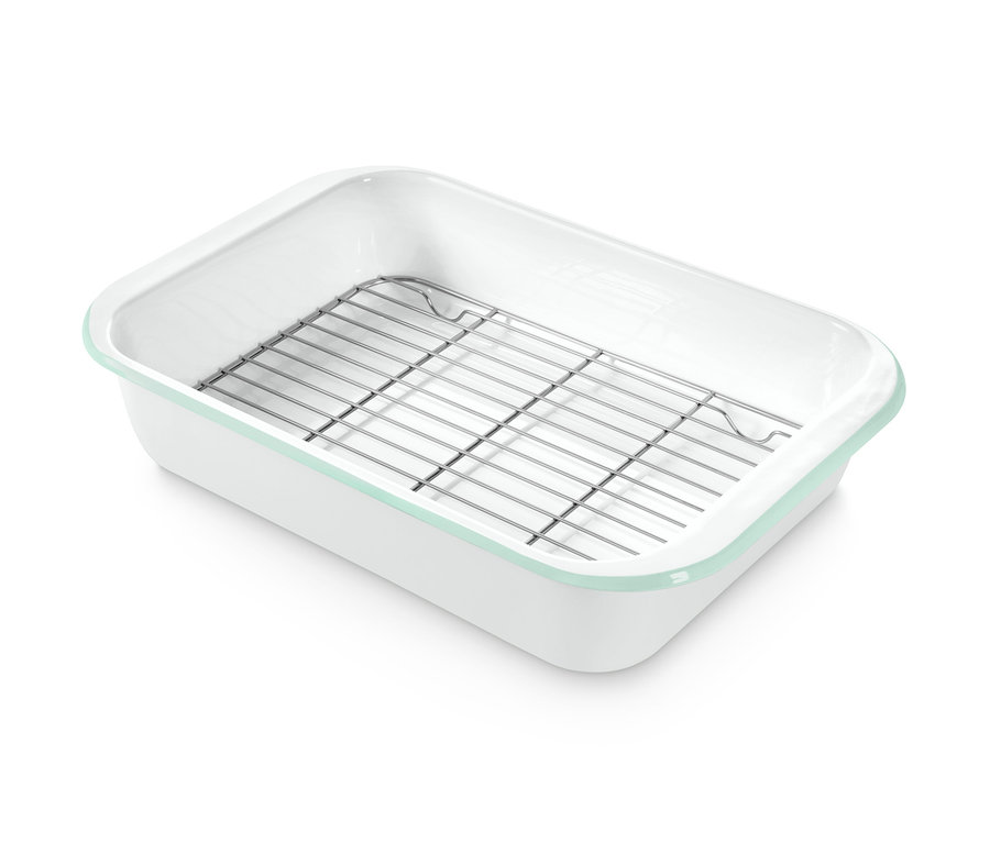 Eine weiße Emaille-Form mit Gittereinsatz.