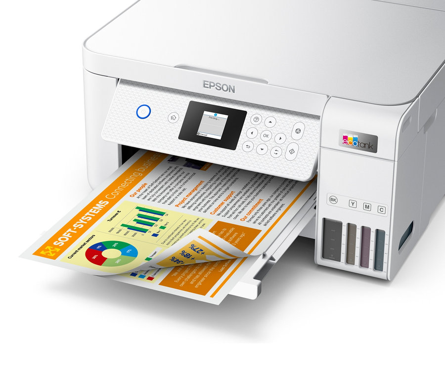 Detailansicht eines weißen Epson EcoTank ET-2856 Multifunktionsdruckers beim Drucken eines Farbdokuments.